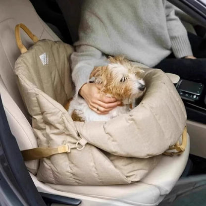 chien allongé dans sac transport chien sur siège voiture