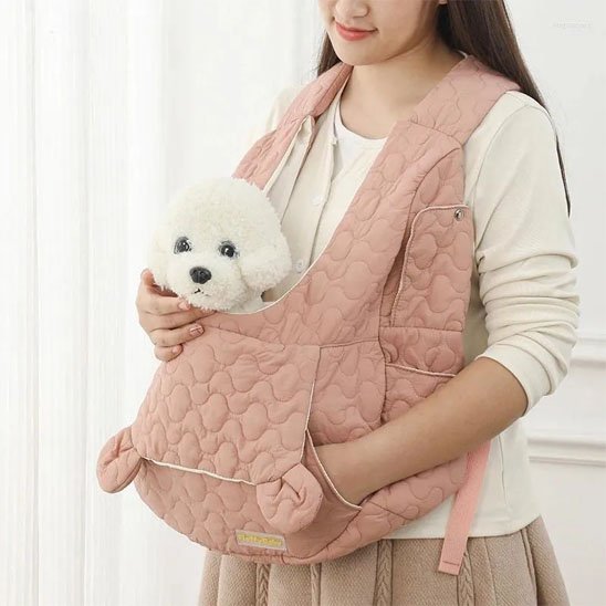 chien blanc dans sac a dos chien rose sur femme 