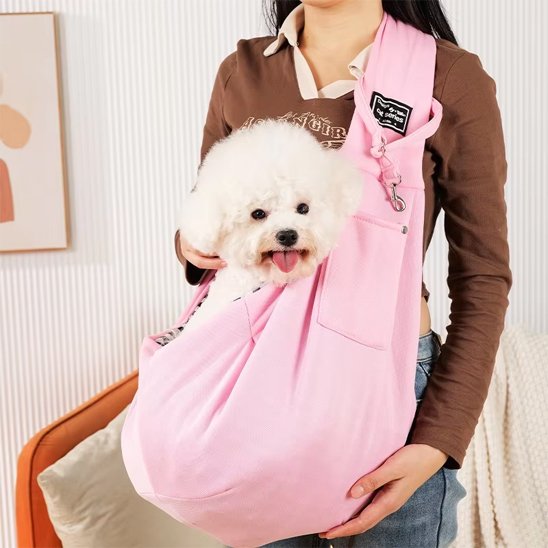 chien blanc sac transport chien rose bandoulière sur femme 