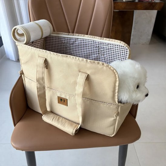 chien dans sac pour transporter chien beige sur chaise