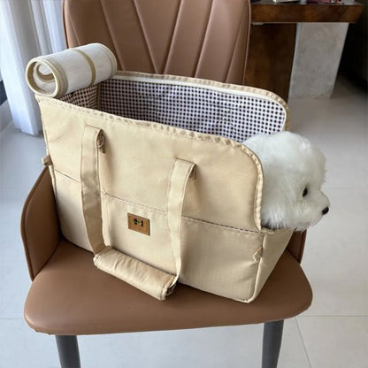 chien dans sac pour transporter chien beige sur chaise