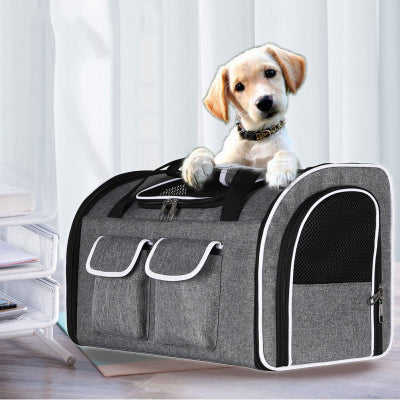 chiot dans sac à dos pour chien gris