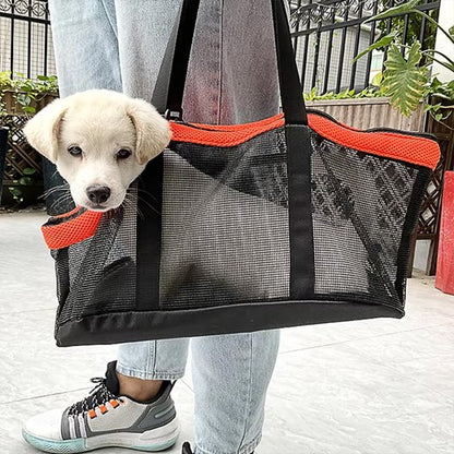 chiot porté dans sac de transport chien rouge et noir
