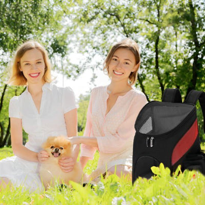 deux femmes avec spitz et sac a dos chien parc
