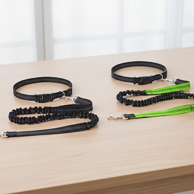 deux laisse canicross noir et vert fluo sur table