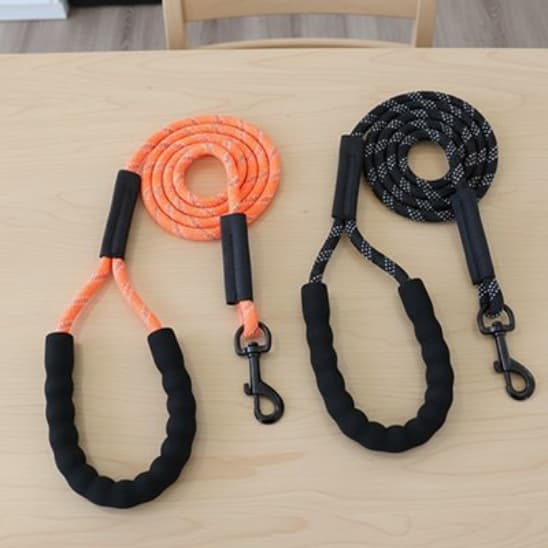 deux longe pour chien orange et noir sur table