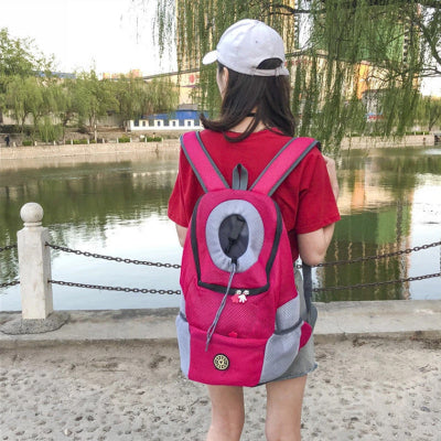 femme au bord fleuve avec sac a dos chien rose