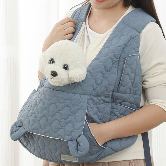 femme avec chien blanc dans sac a dos chien bleu