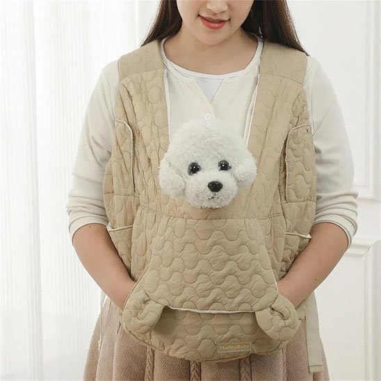 femme avec sac a dos chien beige portage ventral
