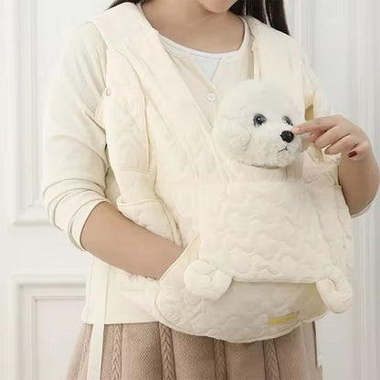 femme avec sac a dos chien blanc portage ventral