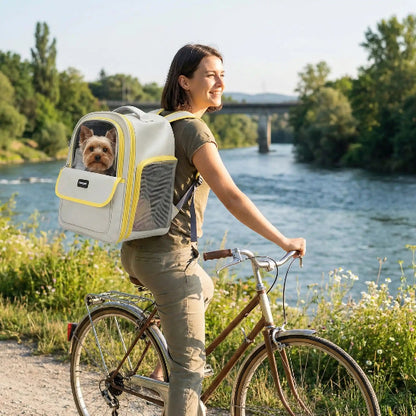 femme balade velo yorkshire dans sac a dos pour chien