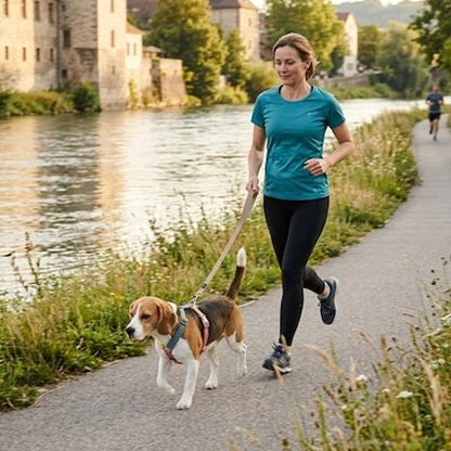 femme cours bord fleuve avec beagle portant harnais chien multicolore