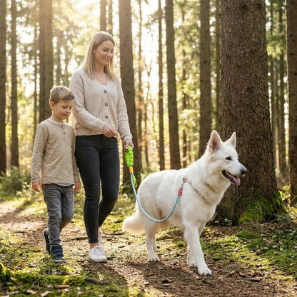 femme et garcon promenade chien chemin boise laisse chien bleu