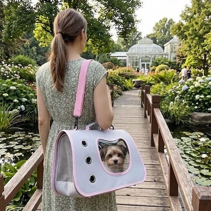 femme marchant avec chien sac pour transporter chien parc fleuri