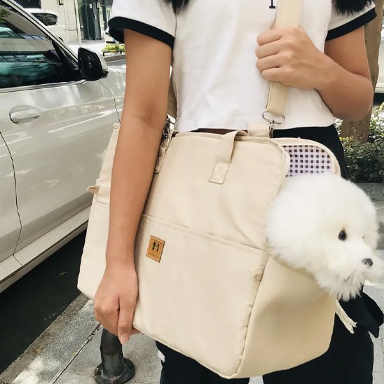 femme portant chien sac pour transporter chien beige bandoulière
