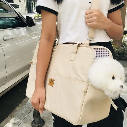 femme portant chien sac pour transporter chien beige bandoulière