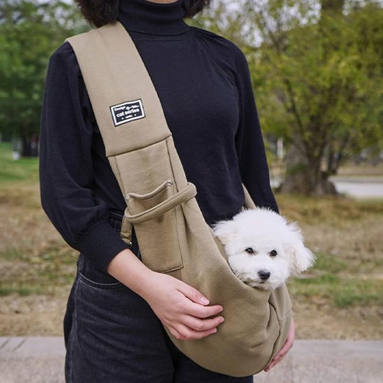 femme porte chien blanc dans sac transport chien bandoulière