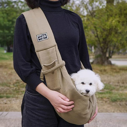 femme porte chien blanc dans sac transport chien bandoulière