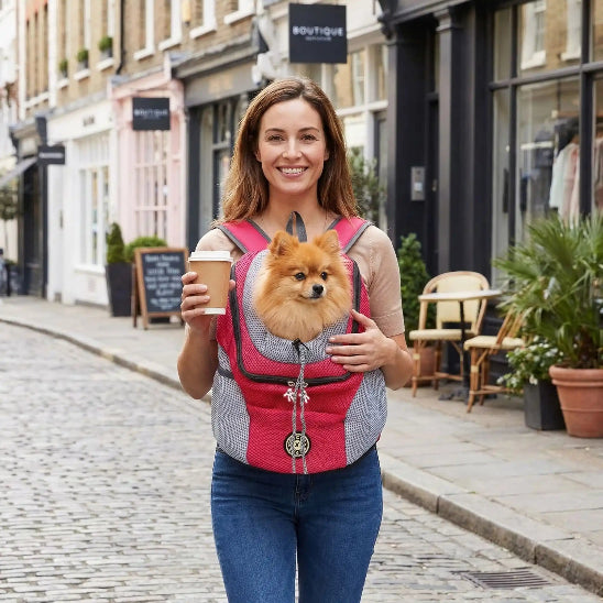 femme porte spitz dans sac a dos chien rose ventre