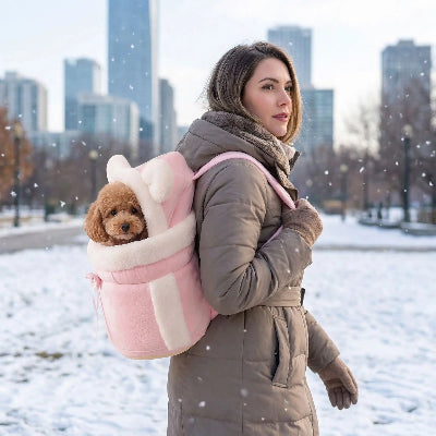 femme promene caniche dans sac a dos pour chien rose