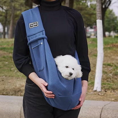 femme transportant chien blanc sac transport chien bleu bandoulière