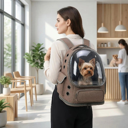 femme transporte yorkshire dans sac a-dos pour chien marron
