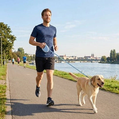 homme joggant avec labrador en laisse pour chien enrouleur