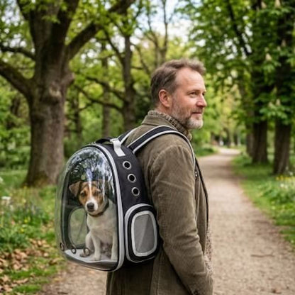 homme portant chien sac à dos chien en forêt 