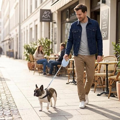 homme promenant bouledogue français en laisse pour chien enrouleur ville
