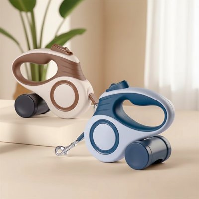 laisse pour chien enrouleur marron et bleu sur table