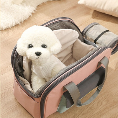 peluche chien blanc dans sac a dos chien rose