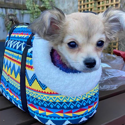petit chien dans sac transport pour chien motifs aztèques