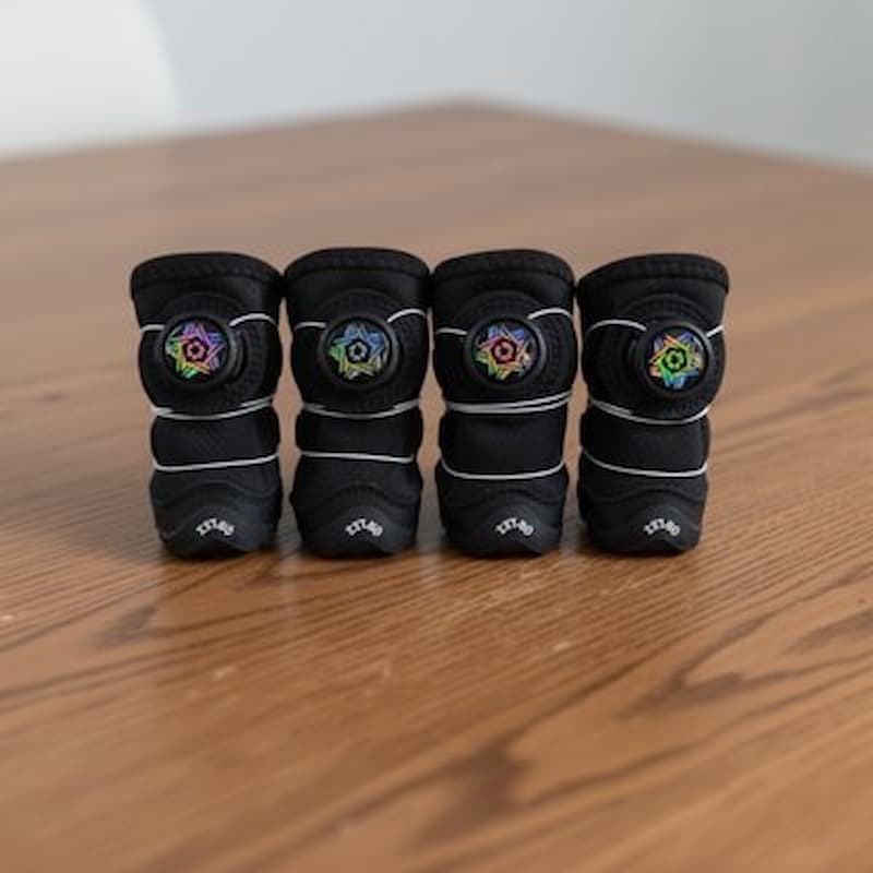 quatre-chaussures-pour-chien-avec-molette-et-lacets-alignées