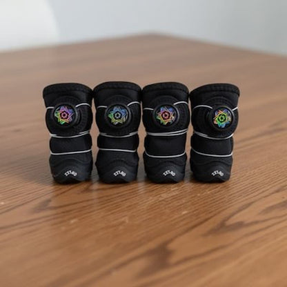 quatre-chaussures-pour-chien-avec-molette-et-lacets-alignées
