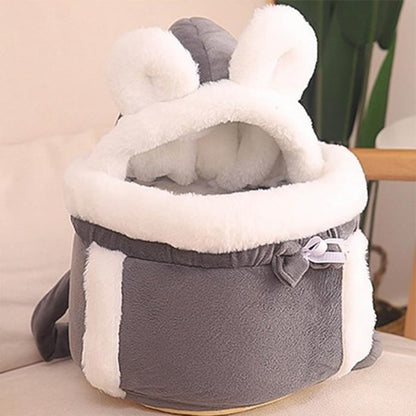 sac a dos pour chien gris moelleux sur table