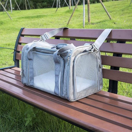 sac de transport pour chien gris sur banc extérieur