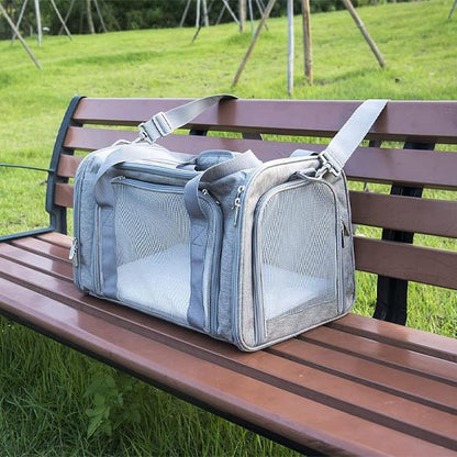 sac de transport pour chien gris sur banc extérieur