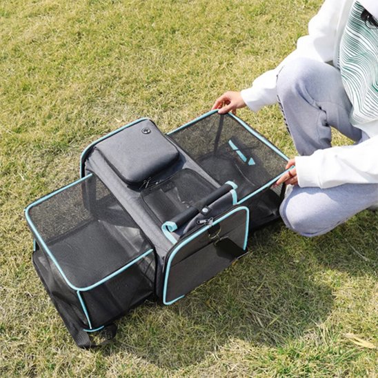 sac pour transport chien extensible bleu sur herbe
