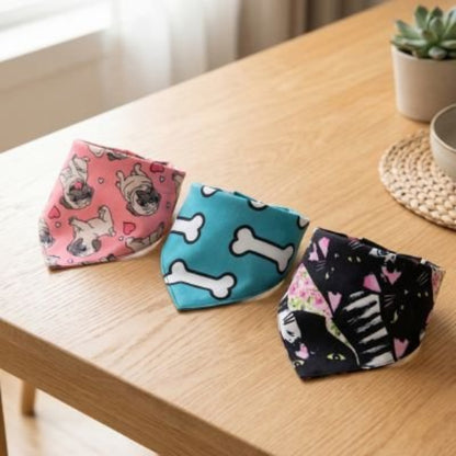 trois bandana chien alignes sur table en bois