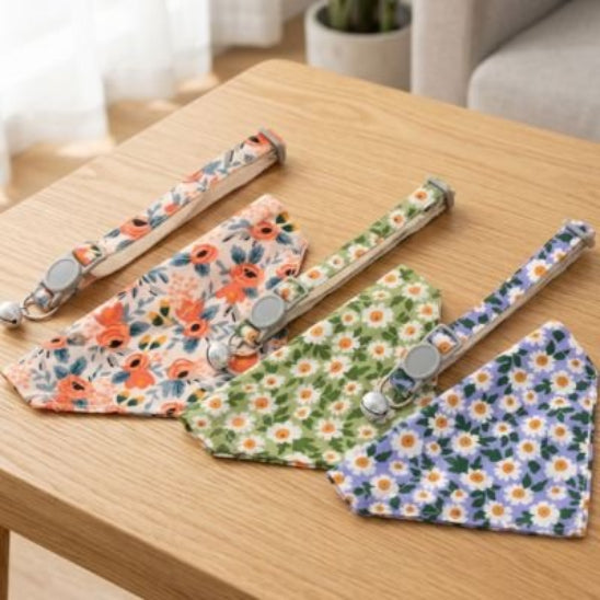 trois bandana pour chien motifs fleuris alignes sur table