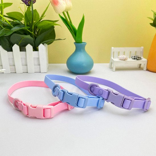 trois collier pour chien alignes rose bleu violet