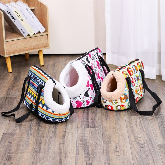 trois sac transport pour chien différents motifs sur sol maison 