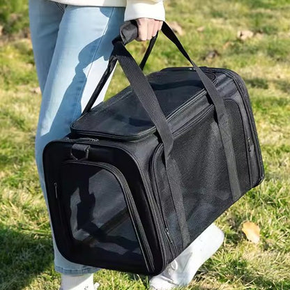 une personne porte sac de transport pour chien noir